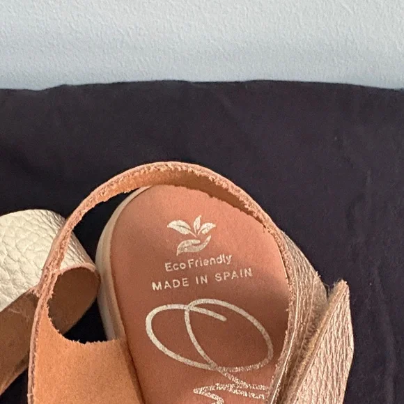 Stylish Women's Gold Sandals - Picture 5 of 5